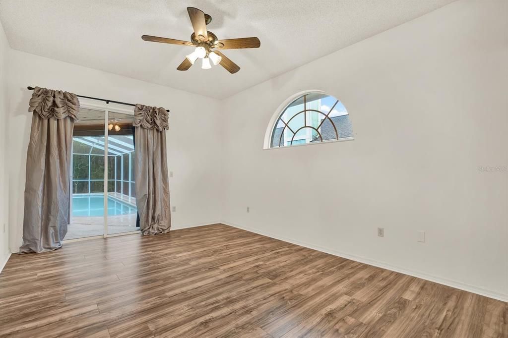 Activo con contrato: $435,000 (4 camas, 2 baños, 2094 Pies cuadrados)