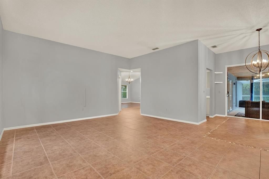 Activo con contrato: $435,000 (4 camas, 2 baños, 2094 Pies cuadrados)