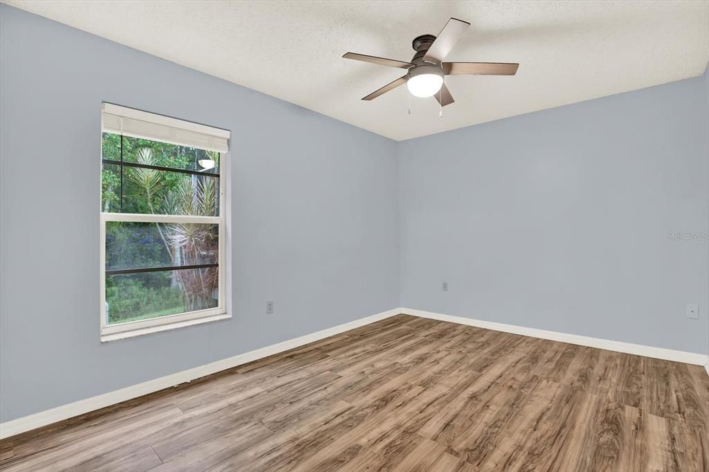 Activo con contrato: $435,000 (4 camas, 2 baños, 2094 Pies cuadrados)