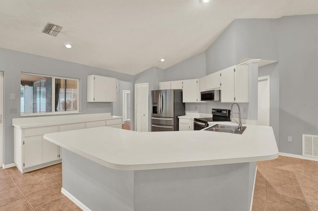 Activo con contrato: $435,000 (4 camas, 2 baños, 2094 Pies cuadrados)