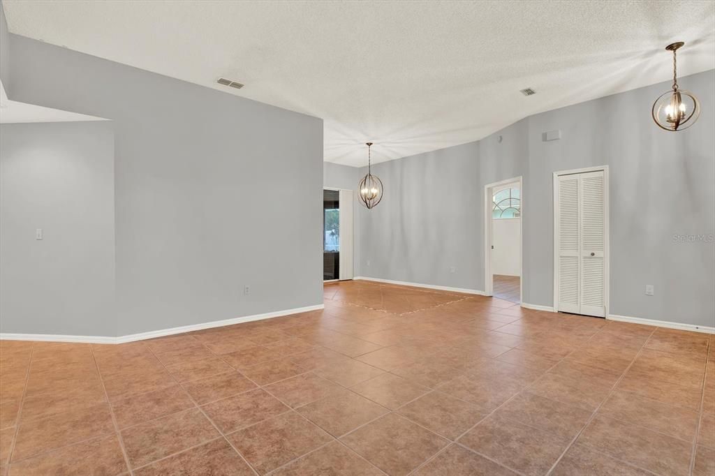 Activo con contrato: $435,000 (4 camas, 2 baños, 2094 Pies cuadrados)