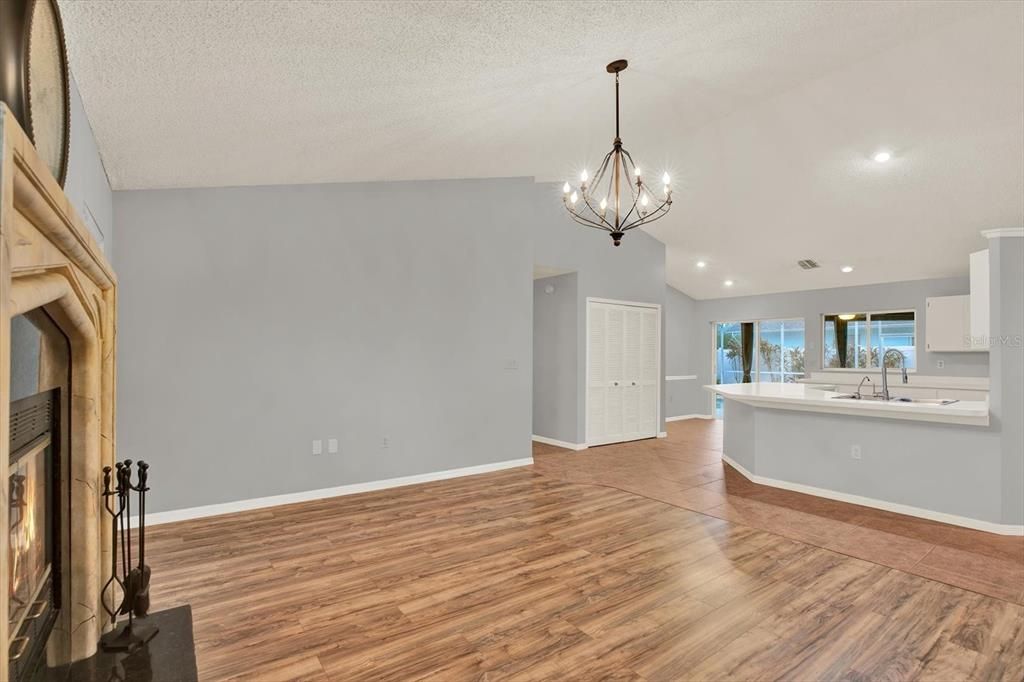 Activo con contrato: $435,000 (4 camas, 2 baños, 2094 Pies cuadrados)