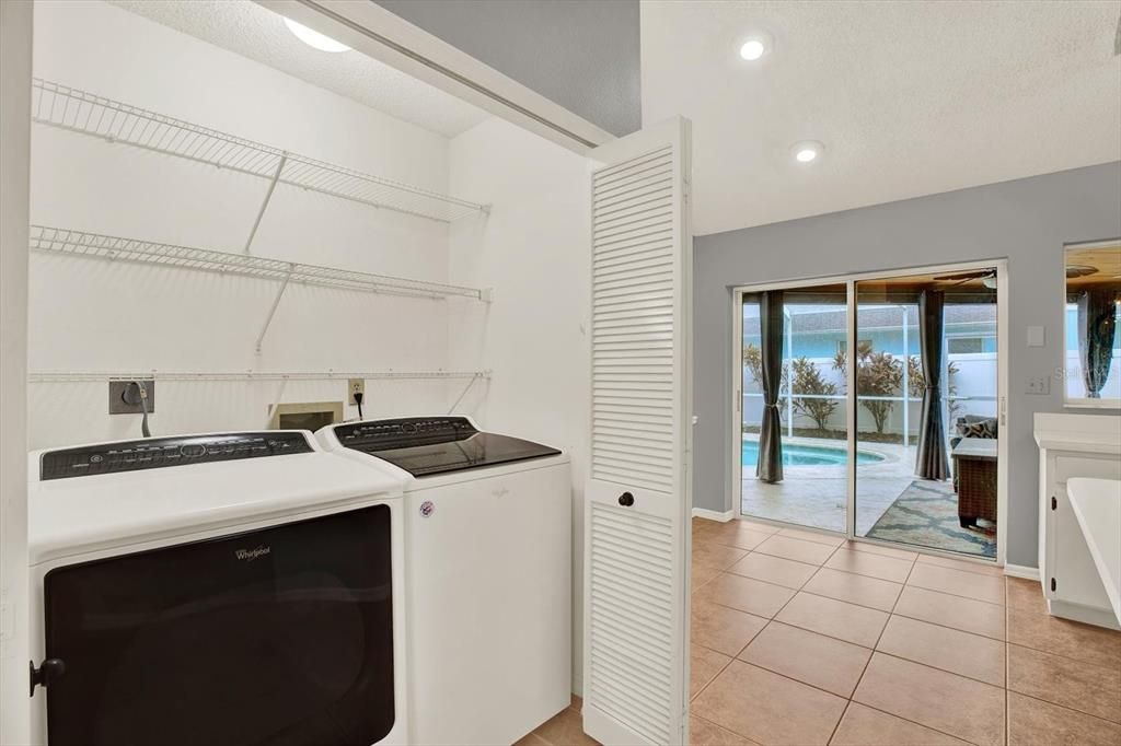 Activo con contrato: $435,000 (4 camas, 2 baños, 2094 Pies cuadrados)