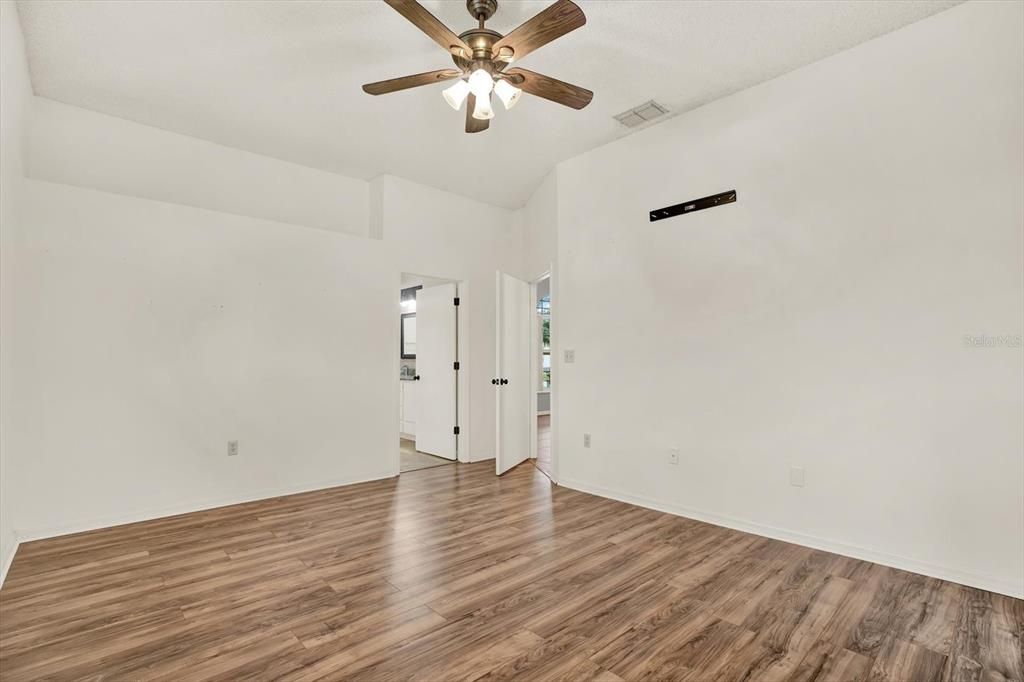 Activo con contrato: $435,000 (4 camas, 2 baños, 2094 Pies cuadrados)