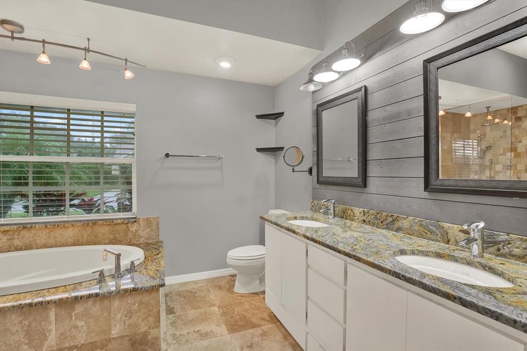 Activo con contrato: $435,000 (4 camas, 2 baños, 2094 Pies cuadrados)