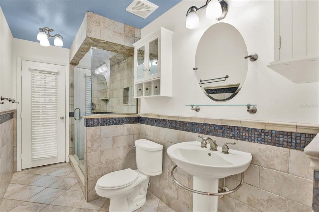 Activo con contrato: $435,000 (4 camas, 2 baños, 2094 Pies cuadrados)