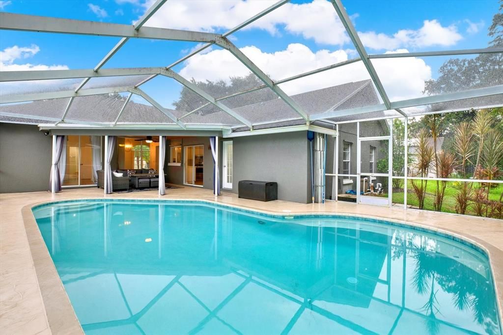 Activo con contrato: $435,000 (4 camas, 2 baños, 2094 Pies cuadrados)