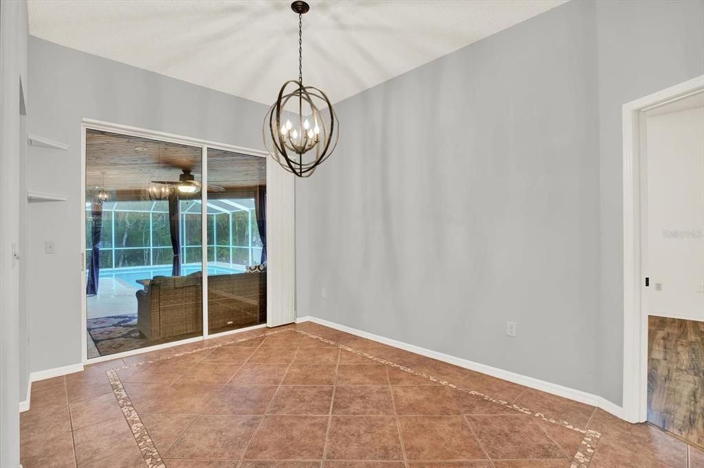 Activo con contrato: $435,000 (4 camas, 2 baños, 2094 Pies cuadrados)