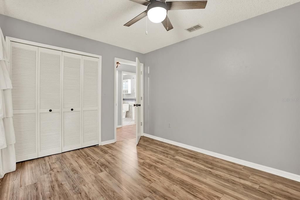 Activo con contrato: $435,000 (4 camas, 2 baños, 2094 Pies cuadrados)