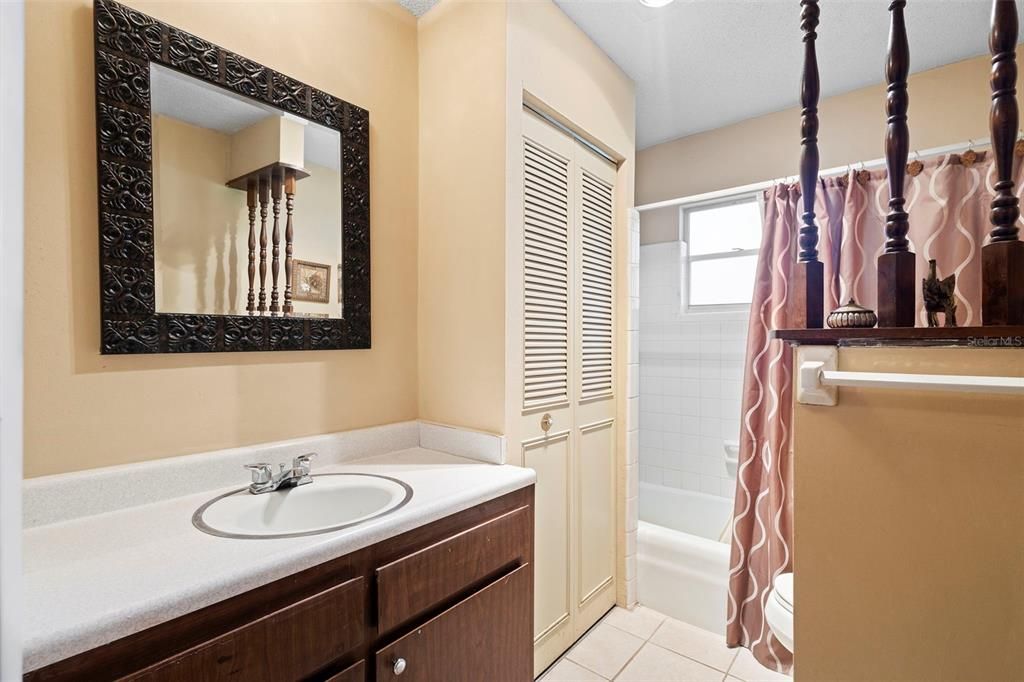 合同活跃: $255,900 (2 贝兹, 2 浴室, 1600 平方英尺)