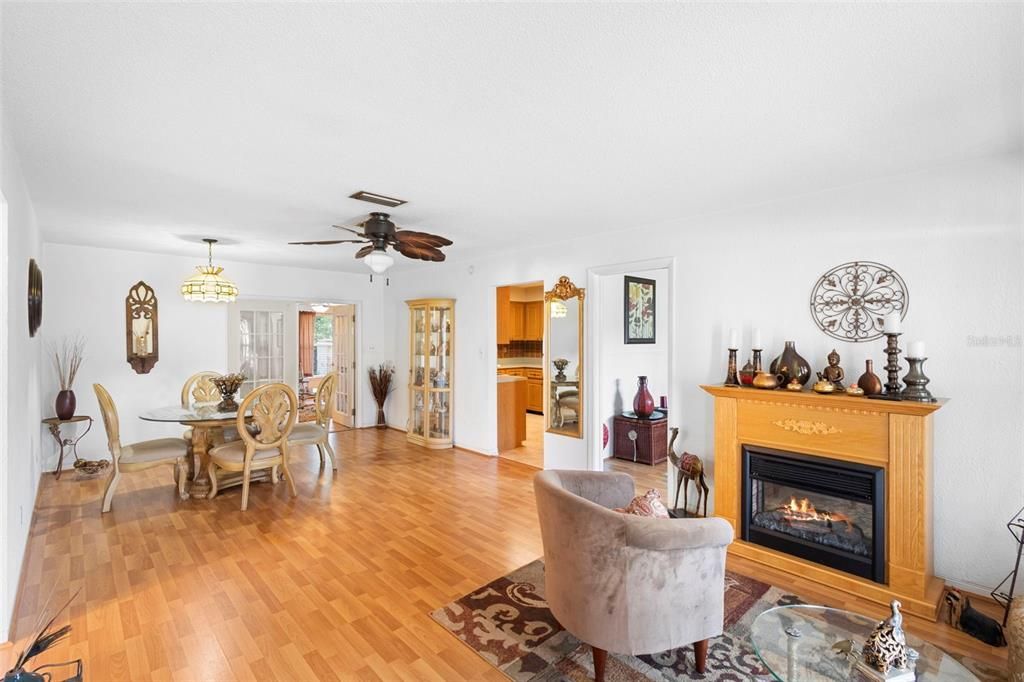 合同活跃: $255,900 (2 贝兹, 2 浴室, 1600 平方英尺)