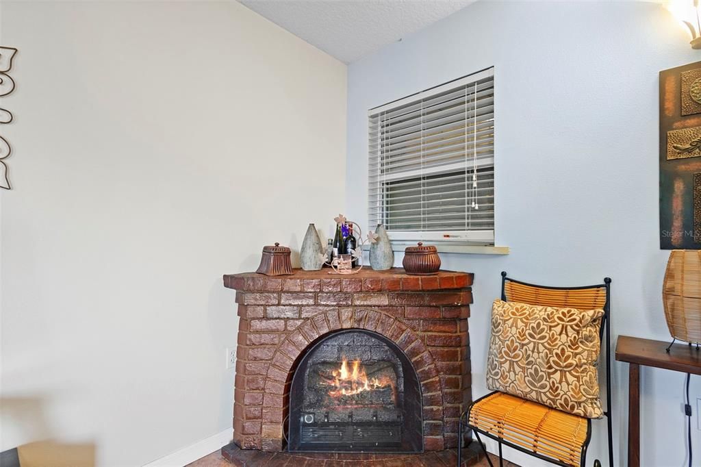 合同活跃: $255,900 (2 贝兹, 2 浴室, 1600 平方英尺)