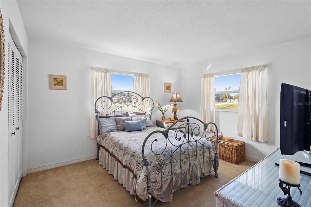 合同活跃: $255,900 (2 贝兹, 2 浴室, 1600 平方英尺)