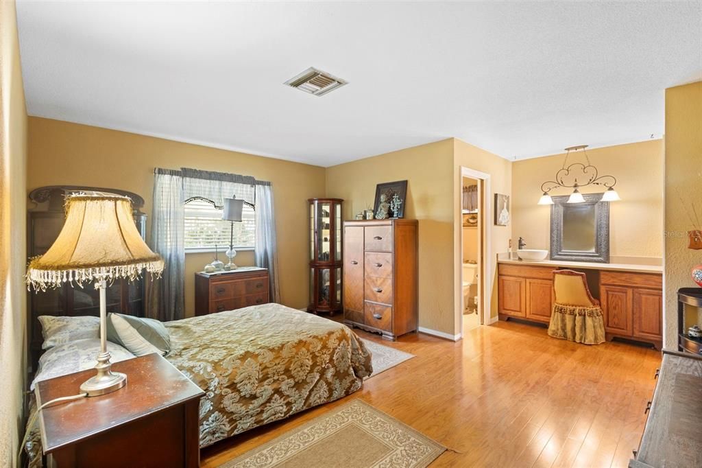 合同活跃: $255,900 (2 贝兹, 2 浴室, 1600 平方英尺)