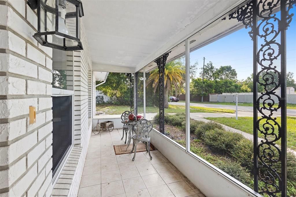 合同活跃: $255,900 (2 贝兹, 2 浴室, 1600 平方英尺)