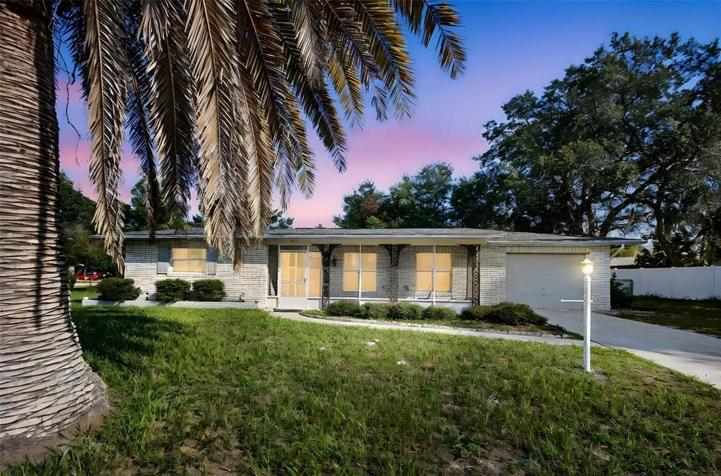 合同活跃: $255,900 (2 贝兹, 2 浴室, 1600 平方英尺)