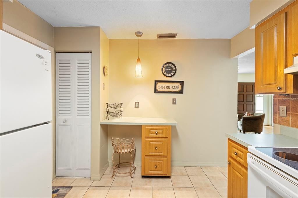 合同活跃: $255,900 (2 贝兹, 2 浴室, 1600 平方英尺)