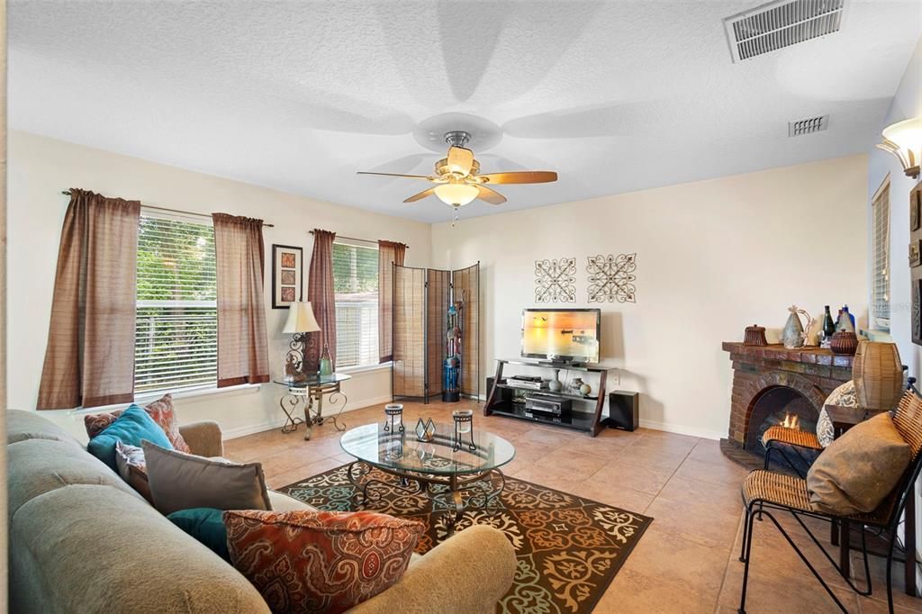 合同活跃: $255,900 (2 贝兹, 2 浴室, 1600 平方英尺)