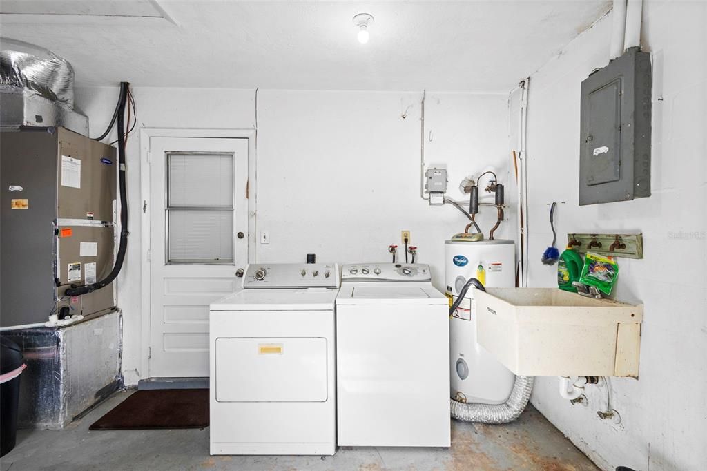 合同活跃: $255,900 (2 贝兹, 2 浴室, 1600 平方英尺)