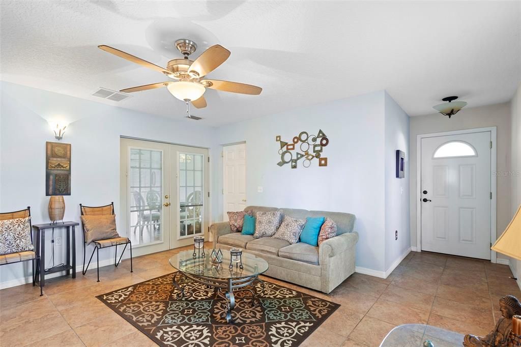 合同活跃: $255,900 (2 贝兹, 2 浴室, 1600 平方英尺)