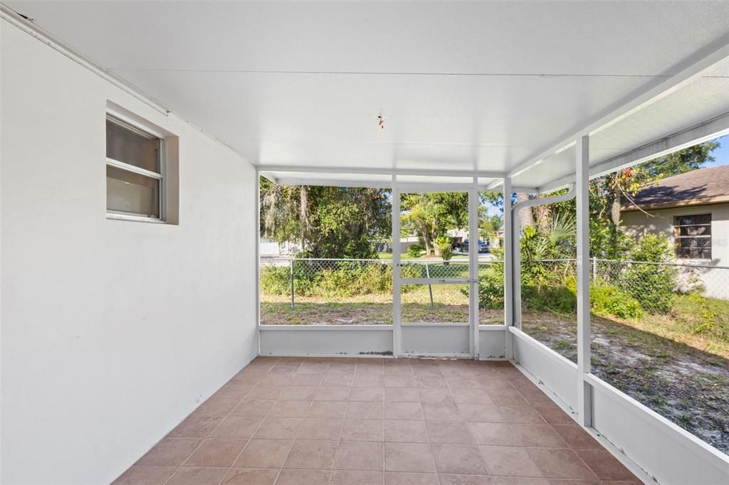 合同活跃: $255,900 (2 贝兹, 2 浴室, 1600 平方英尺)