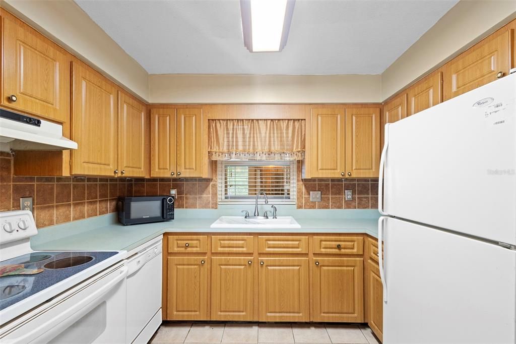 合同活跃: $255,900 (2 贝兹, 2 浴室, 1600 平方英尺)