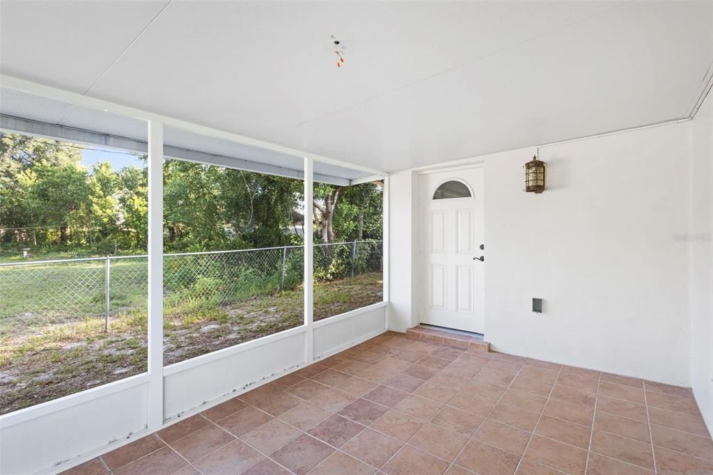 合同活跃: $255,900 (2 贝兹, 2 浴室, 1600 平方英尺)