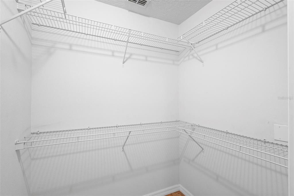 合同活跃: $255,900 (2 贝兹, 2 浴室, 1600 平方英尺)