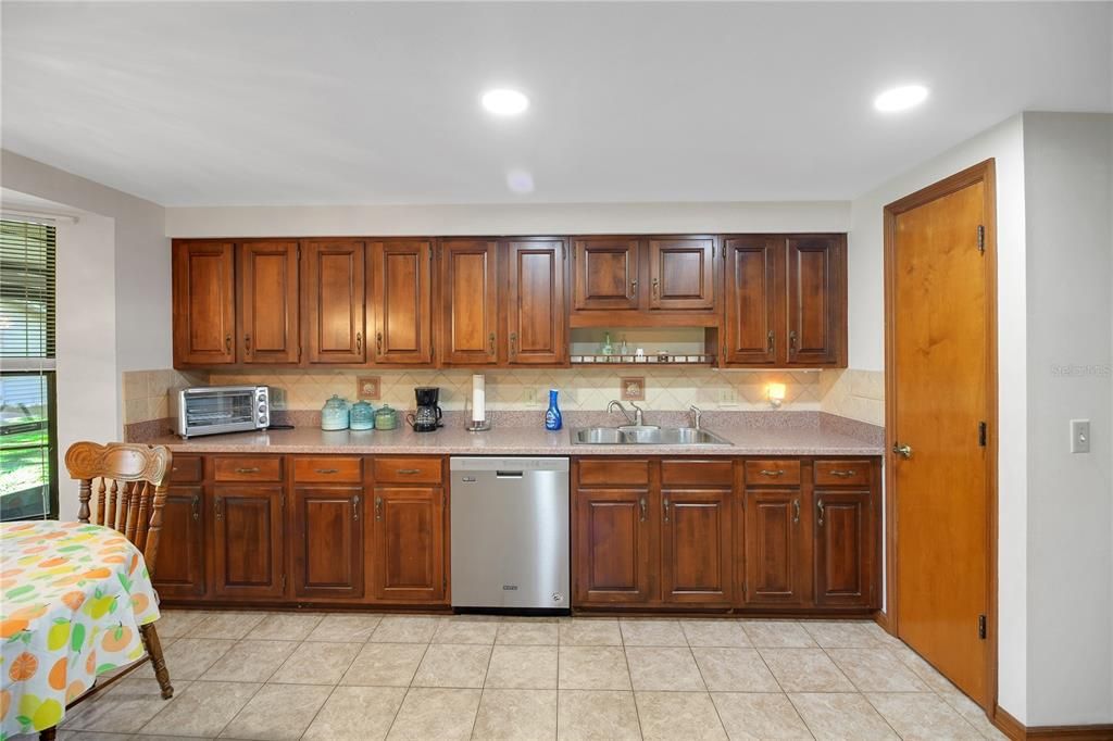 Active With Contract: $355,000 (3 beds, 2 baths, 2526 Square Feet)