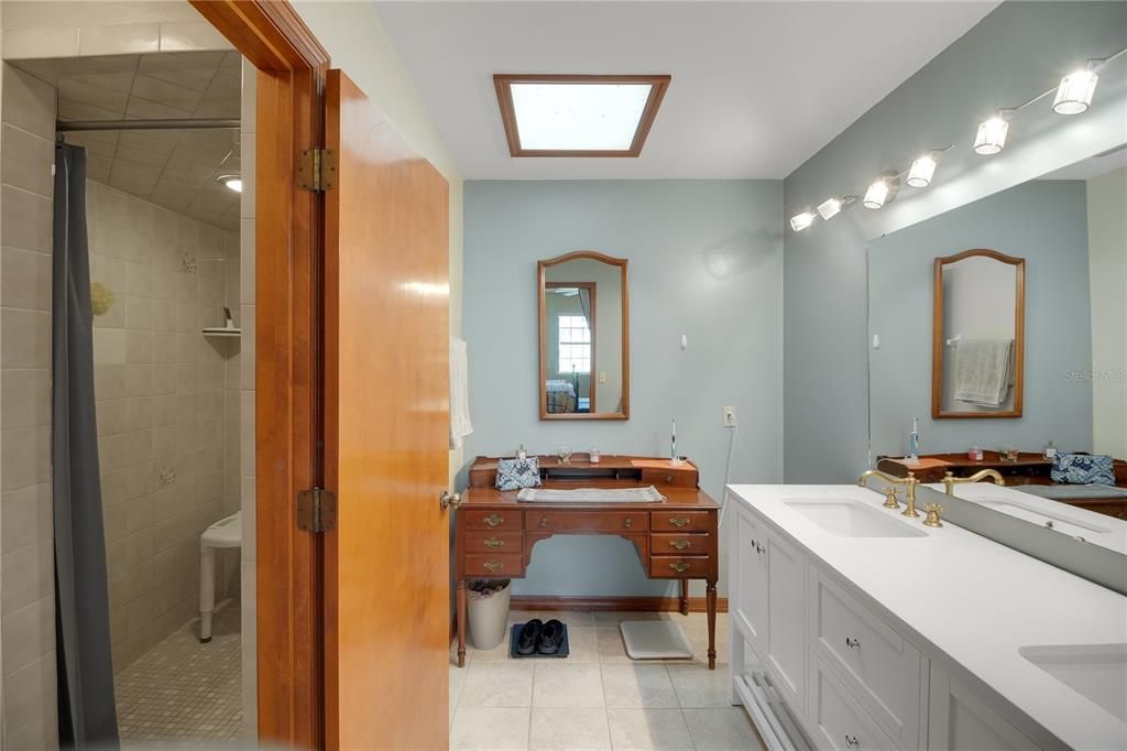 Active With Contract: $355,000 (3 beds, 2 baths, 2526 Square Feet)