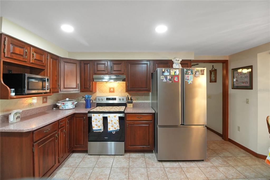 Active With Contract: $355,000 (3 beds, 2 baths, 2526 Square Feet)