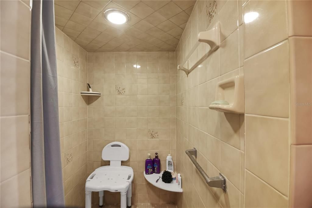 Active With Contract: $355,000 (3 beds, 2 baths, 2526 Square Feet)