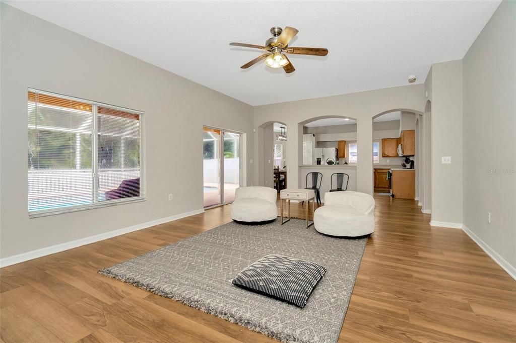 На продажу: $575,000 (6 спален, 3 ванн, 3058 Квадратных фут)