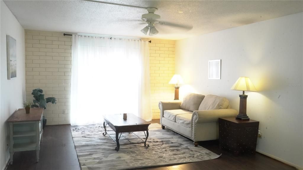 Active With Contract: $144,900 (2 beds, 1 baths, 787 Square Feet)
