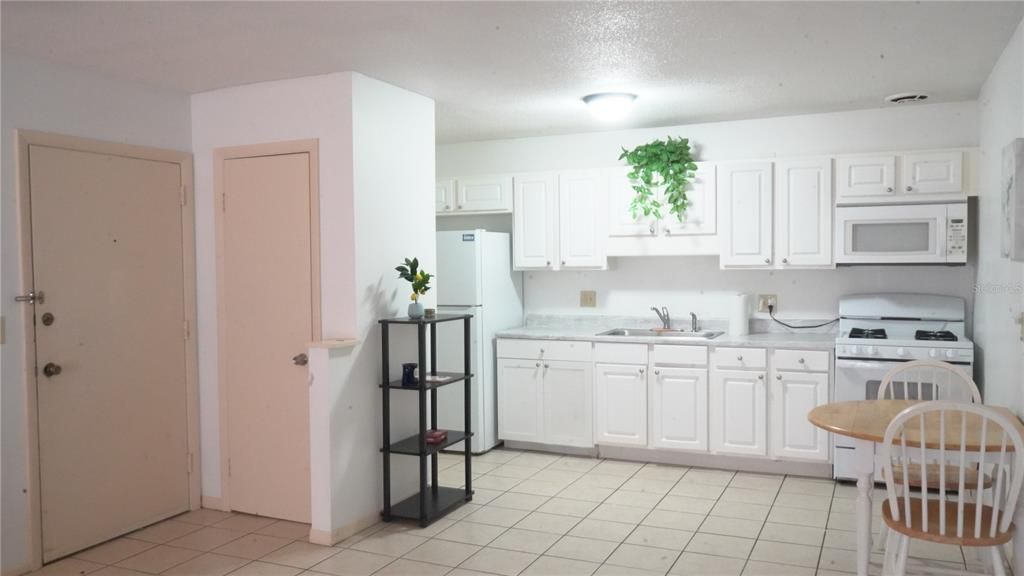 Active With Contract: $144,900 (2 beds, 1 baths, 787 Square Feet)