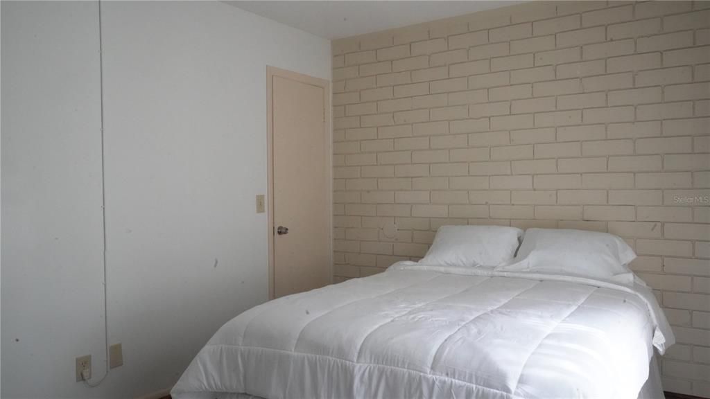 Active With Contract: $144,900 (2 beds, 1 baths, 787 Square Feet)