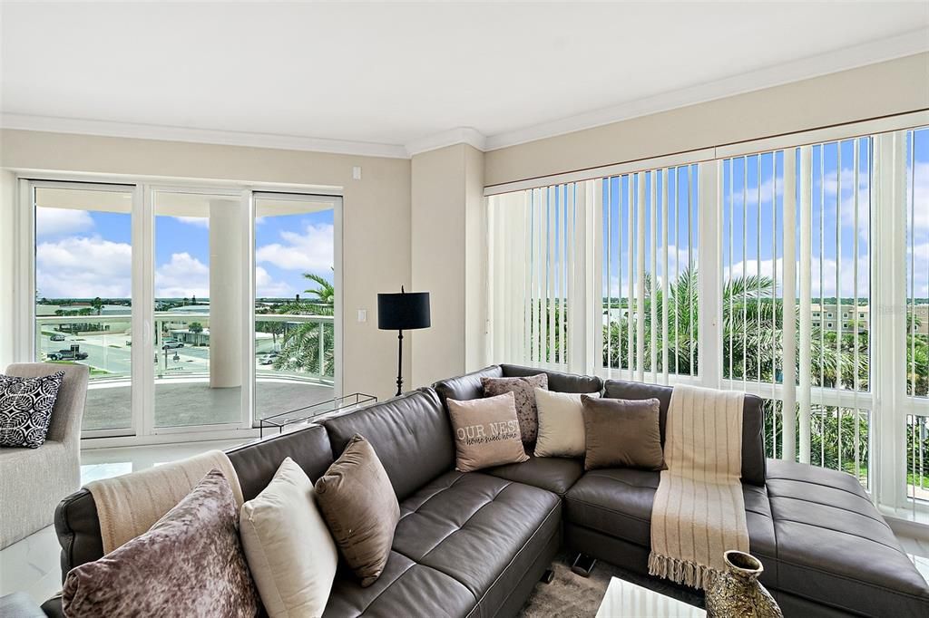 Active With Contract: $1,025,000 (3 beds, 3 baths, 2470 Square Feet)