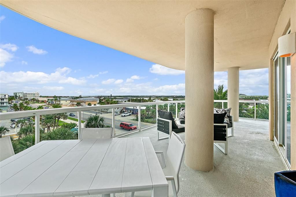 Active With Contract: $1,025,000 (3 beds, 3 baths, 2470 Square Feet)