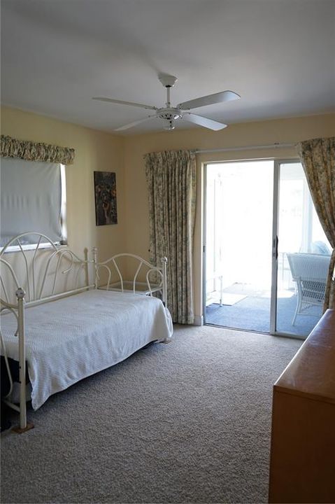 Active With Contract: $1,450 (2 beds, 2 baths, 960 Square Feet)