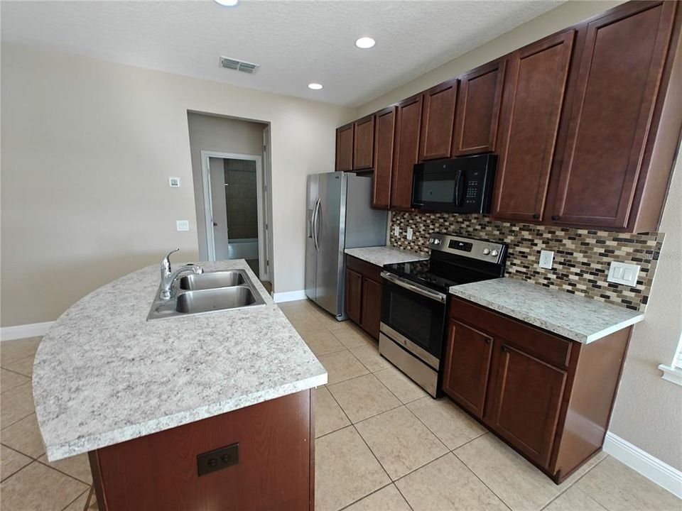For Rent: $1,749 (1 beds, 1 baths, 747 Square Feet)
