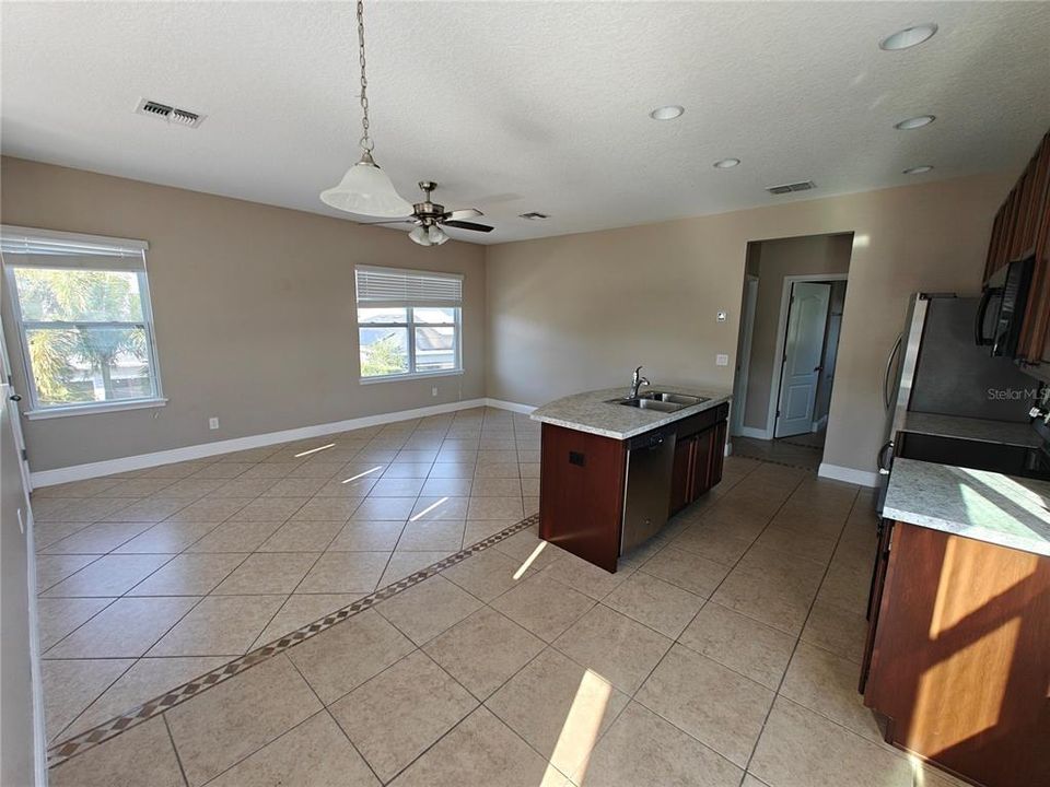 For Rent: $1,749 (1 beds, 1 baths, 747 Square Feet)