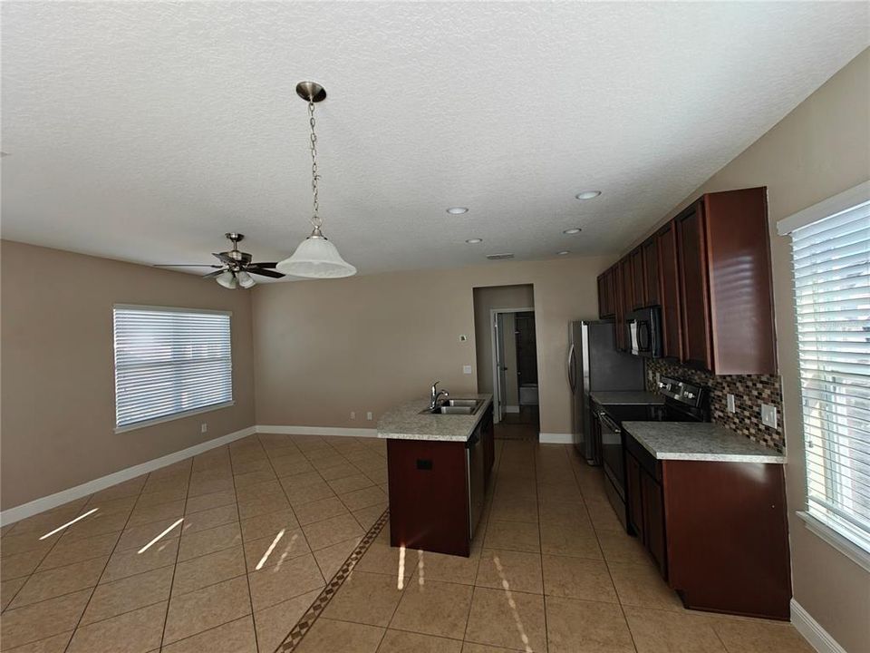 For Rent: $1,749 (1 beds, 1 baths, 747 Square Feet)