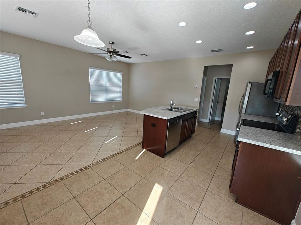 For Rent: $1,749 (1 beds, 1 baths, 747 Square Feet)