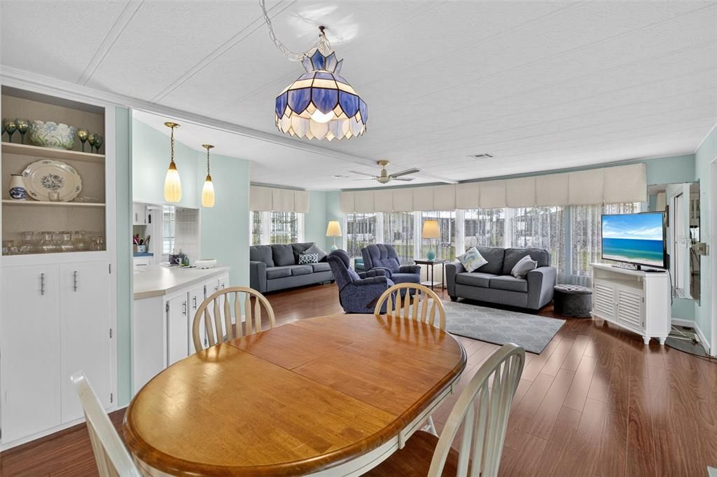 合同活跃: $135,000 (2 贝兹, 2 浴室, 1448 平方英尺)