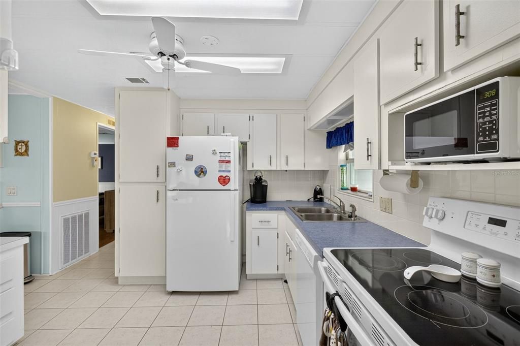 合同活跃: $135,000 (2 贝兹, 2 浴室, 1448 平方英尺)