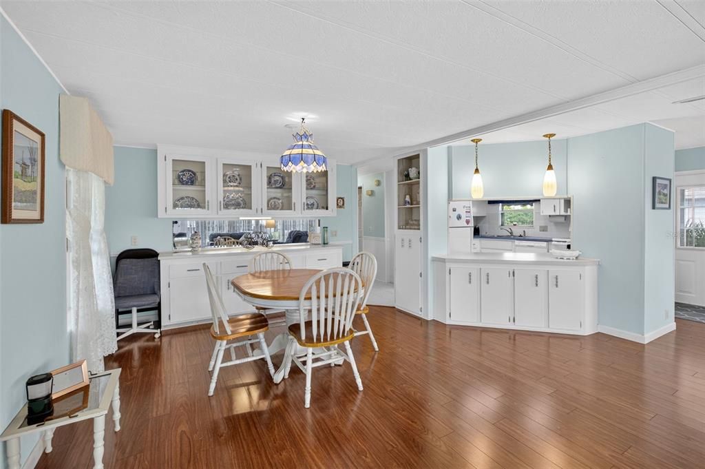 合同活跃: $135,000 (2 贝兹, 2 浴室, 1448 平方英尺)