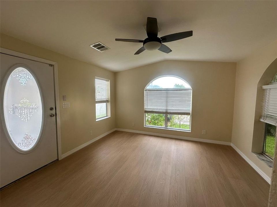 For Sale: $124,000 (2 beds, 2 baths, 1302 Square Feet)