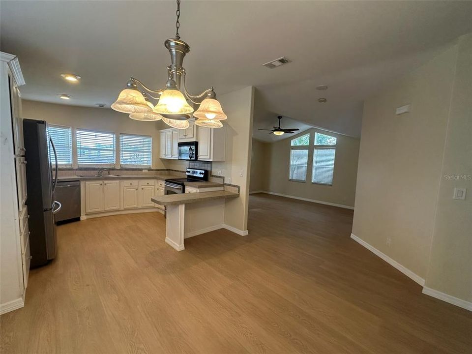 For Sale: $124,000 (2 beds, 2 baths, 1302 Square Feet)