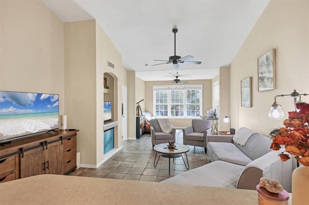 На продажу: $165,000 (1 спален, 1 ванн, 949 Квадратных фут)