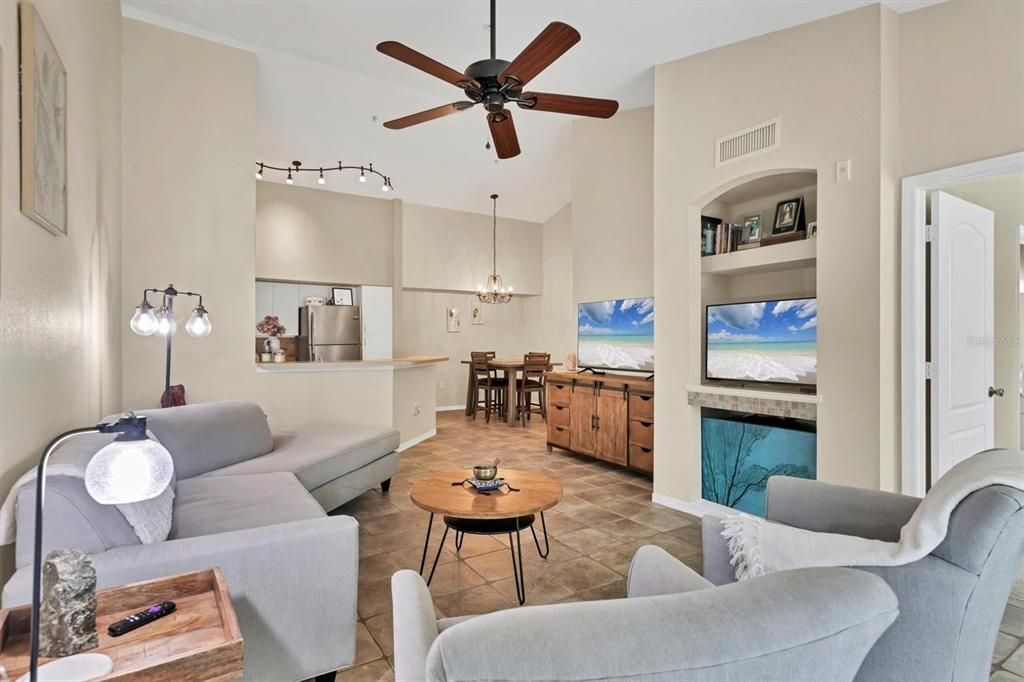 На продажу: $165,000 (1 спален, 1 ванн, 949 Квадратных фут)